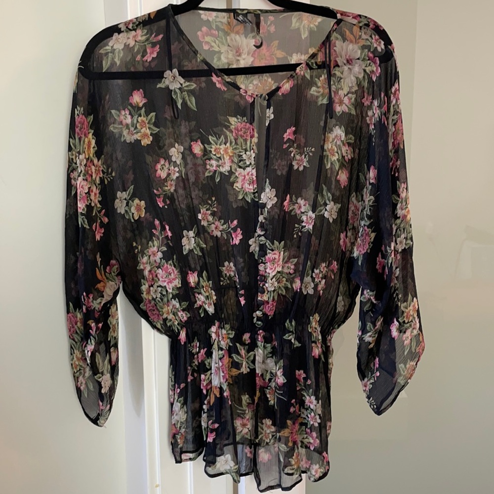 Floral Blouse w Button Detail